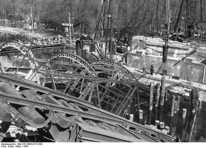 Bild: kriegszerstörte Brücke über den Teltowkanal bei Kohlhasenbrück
