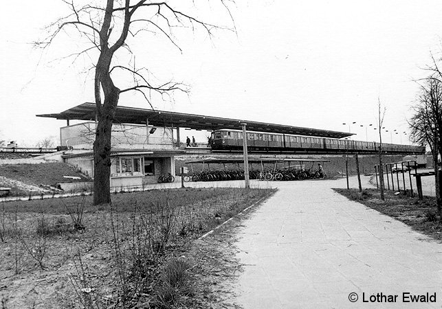 Bild: BR 275 am Bahnsteig