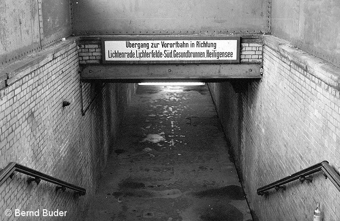 Bild: Treppenabgang zum Vorortbahnsteig