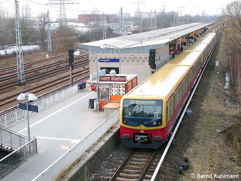 Bild einfahrender Zug von Friedrichsfelde Ost kommend