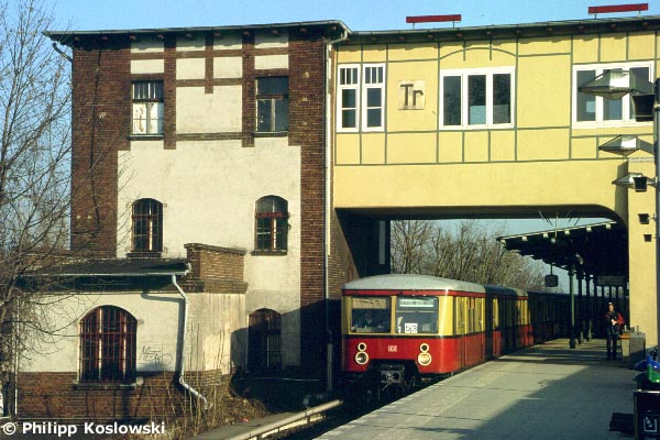 Bild: BR 477 und Stellwerk Tr