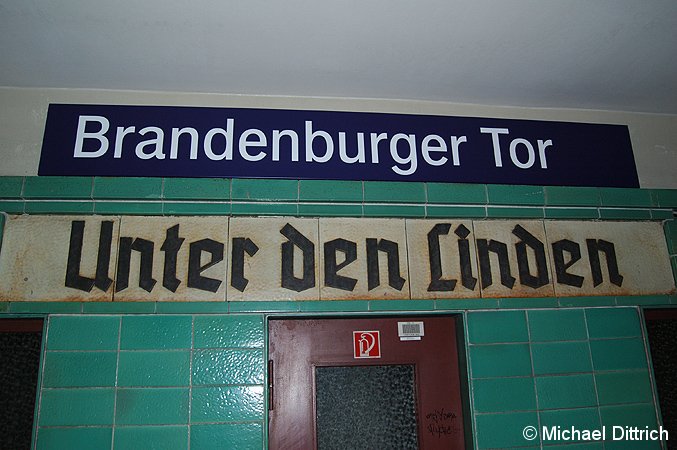 Bild: neues Bahnhofsschild