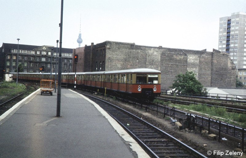 Bild: einfahrender Zug in Ostbahnhof