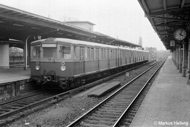Bild: im Bahnhof Wannsee