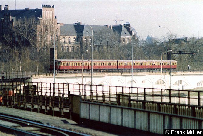 Bild: einfahrender Zug von Friedrichstraße kommend