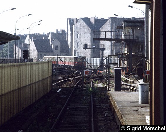 Bild: ausfahrender Zug in Richtung Lehrter Stadtbahnhof