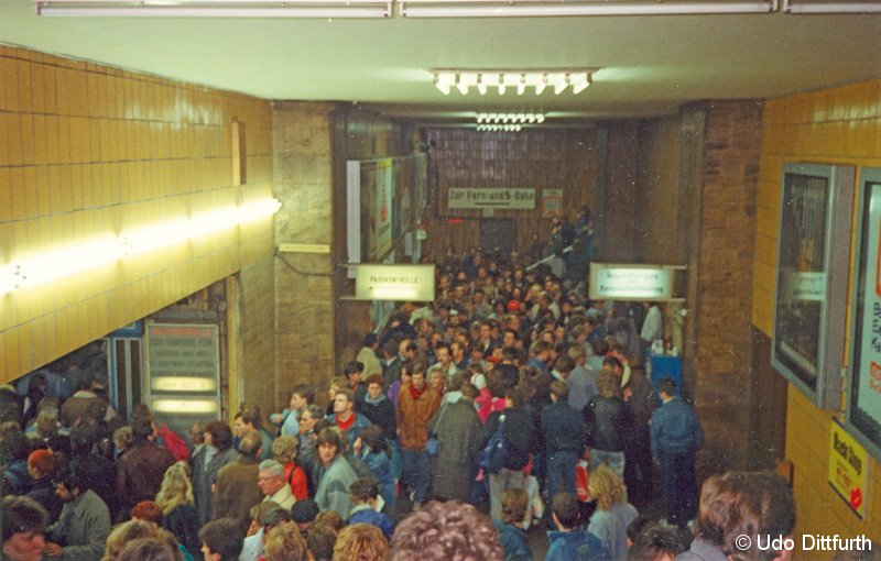Bild: Gedränge im Bahnhof Friedrichstraße