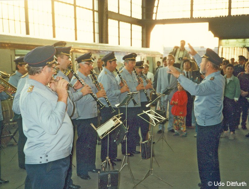 Bild: Reichsbahnorchester am 1.7.1990 im Bahnhof Friedrichstraße