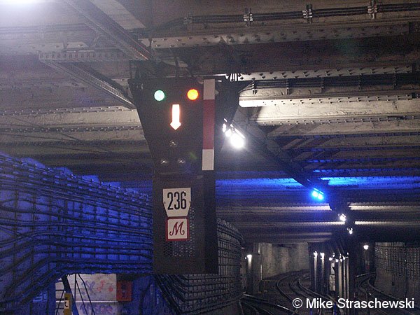 Signalbegriff Sv2 mit Bremspfeil am  ehemaligen Einfahrsignal des Bahnhofes Potsdamer Platz (von Anhalter Bhf kommend)