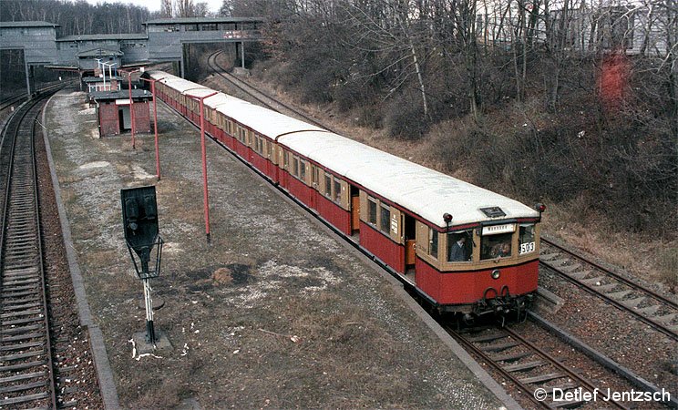 Paßviertelzugeinsatz zu Ausbildungszwecken für angehende BVG-Triebwagenführer im stillgelegten S-Bahnhof Eichkamp.