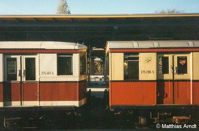 Farbvergleich: Links im Hauptstadtlack, rechts in den traditionellen Farben (11. November 1989).