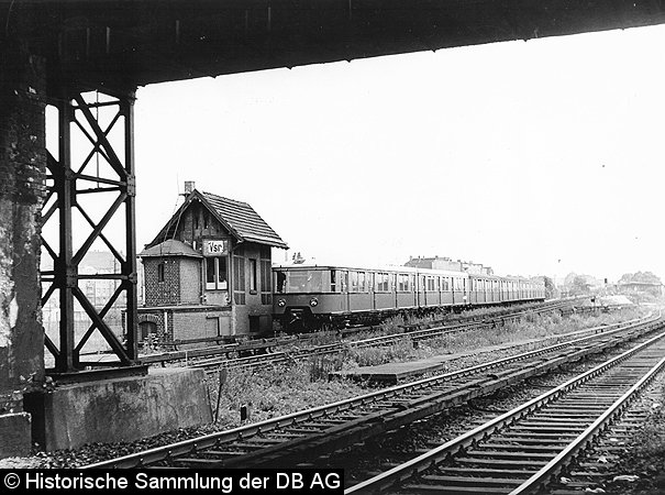 Vier Weichenhebel befanden sich in diesem sehr engen Stellwerk. Eisenbahner, die dort tätig waren, bereiteten diese vier sehr viel Arbeit.