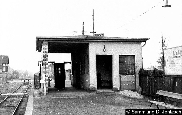 Das Passimetergebäude des S-Bahnhofes Düppel: Gut sichtbar die Wanne zum Fahrkartenlochen bzw. zu deren Rückgabe.