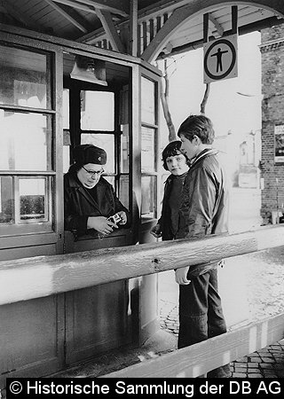 Gekleidet in dicken Klamotten und der üblichen Fellmütze mußten die Eisenbahner - meist Frauen, Kriegsinvaliden und betriebsdienstuntaugliche Mitarbeiter - in den teilweise ungeheizten Passimeterhäuschen ihre Arbeit verrichten (Bahnhof Strausberg - 1974).