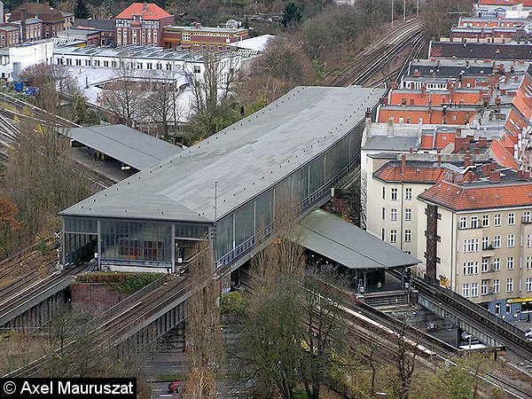 Blick vom Schöneberger Gasometer auf den Umsteigebahnhof: oben Ringbahn, unten Wannseebahn. Sehr gut erkennbar auch der 37°-Winkel der Ringbahnhalle zum unteren Bahnsteig (2007).