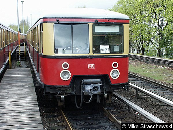 Reservezug Westkreuz (Res Wk) in der westlichen Kehranlage des Bahnhofes Charlottenburg (16. April 2002).