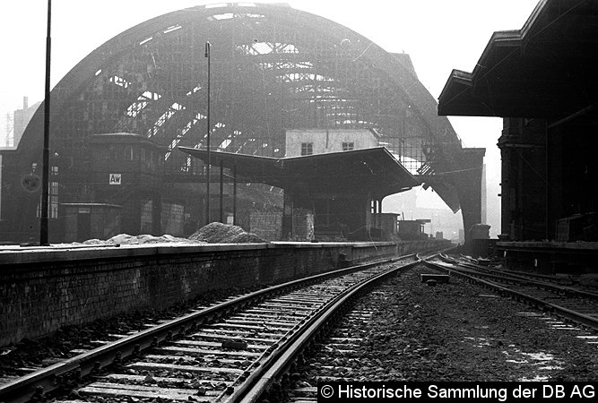 Bild: Kriegsschäden am Bahnhof Alexanderplatz