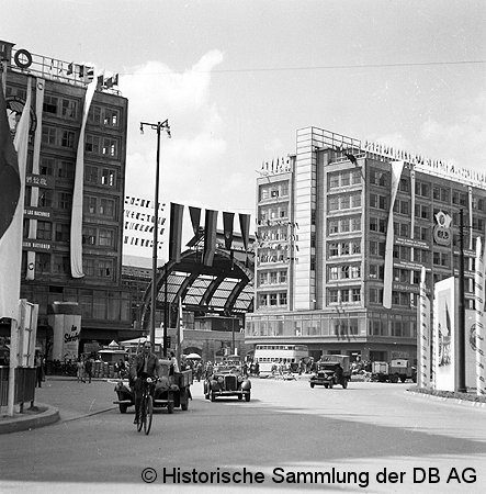 Bild: geschmückter Alexanderplatz